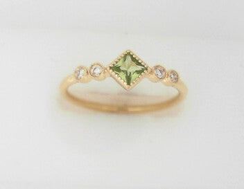 Ladies 14 Karat Yellow Gold Fashion Ring With 0.20Tw Princess Peridot And 0.06Tw Round H/I Si2 Diamonds Size 7