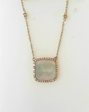 Ladies 14 Karat Yellow Gold Fashion Necklace With 0.26Tw Round G/H Si2 Diamonds And 2.10Tw Cushion Mother Of Pearl 18